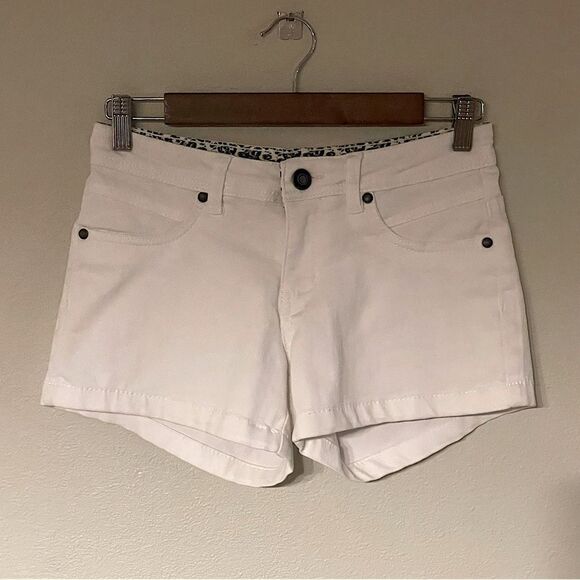 NWOT! Womens, White Suko Jeans, Denim Shorts. Size 2. - Picture 1 of 3